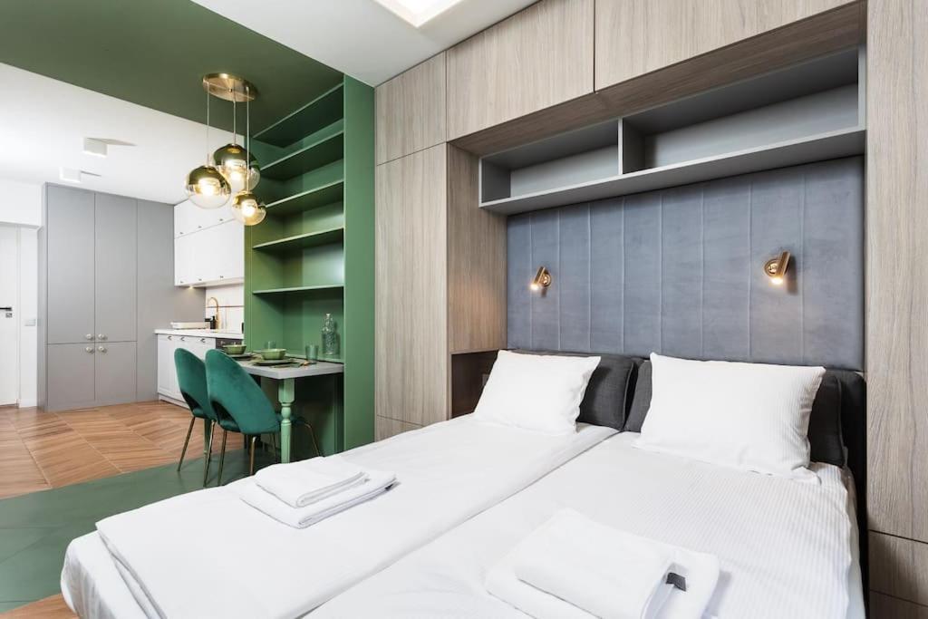 Verdant Oasis - Old Town Studio - By Upstairs Cracovie Extérieur photo