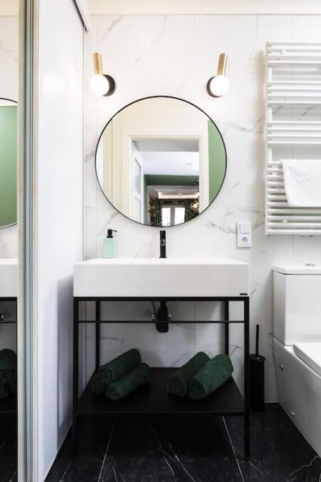 Verdant Oasis - Old Town Studio - By Upstairs Cracovie Extérieur photo
