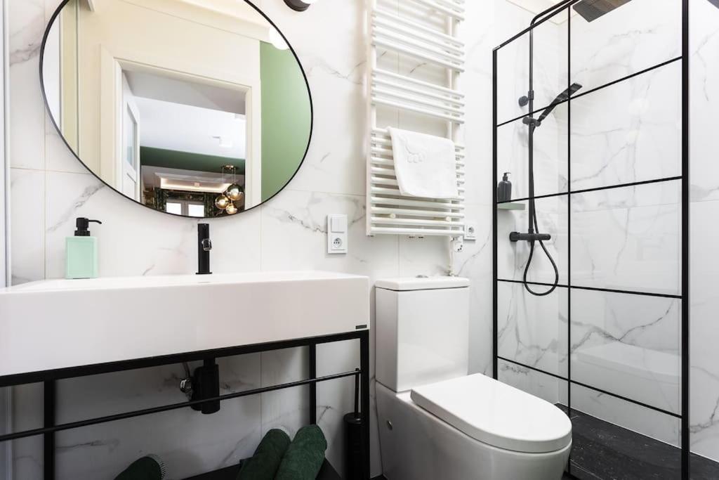 Verdant Oasis - Old Town Studio - By Upstairs Cracovie Extérieur photo